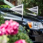 Zwarte auto met vlaggen