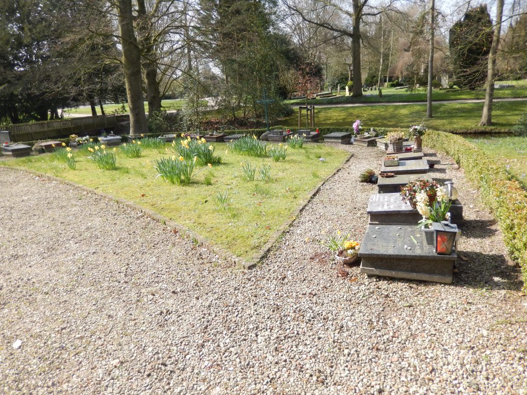 urnenmonumenten RK begraafplaats Zutphen