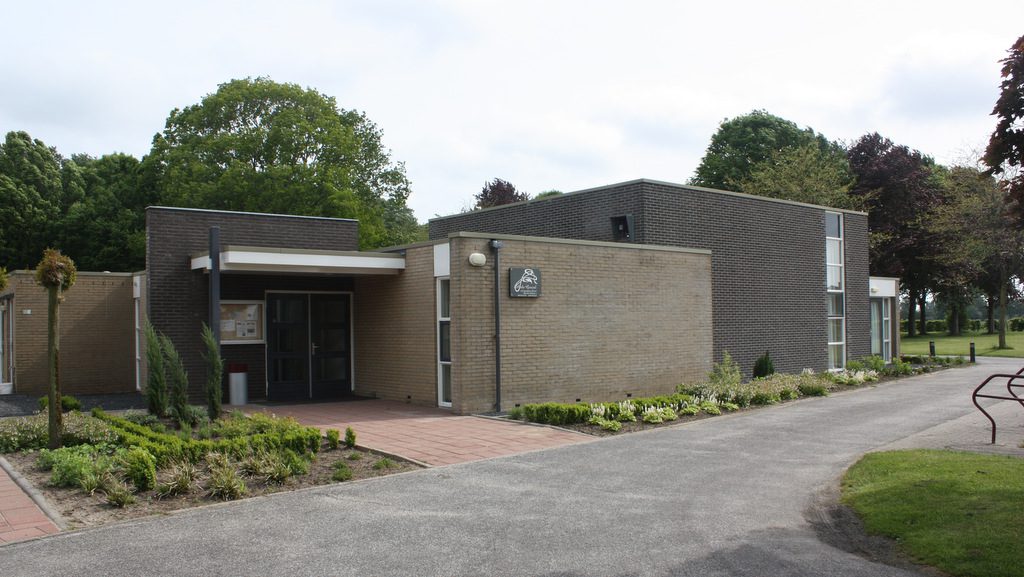 Gebouw van bakstenen met een plat dak.