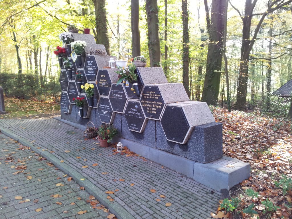 urnenmuur begraafplaats Hiederust te Rheden