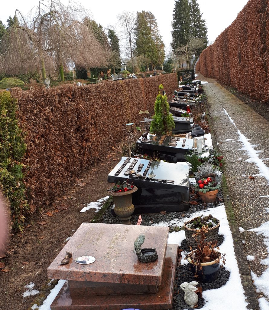 urnenmonumenten op de RK begraafplaats te Lichtenvoorde