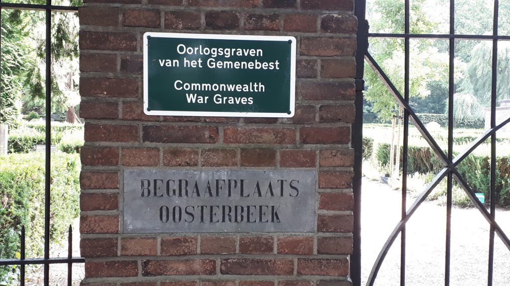 Toegangshek naar de algemene begraafplaats Zuid te Oosterbeek.