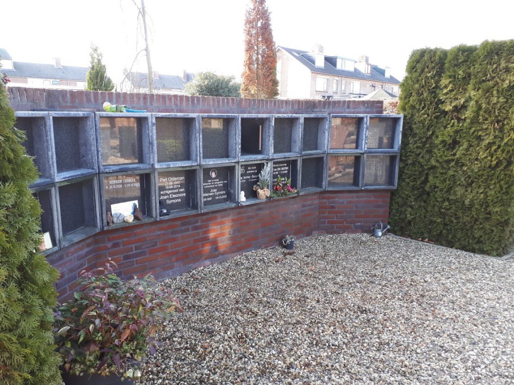 Urnenmuur RK begraafplaats Dieren