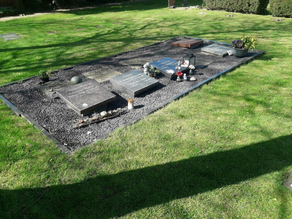 Urnenmonumenten op RK begraafplaats Oosterbeek