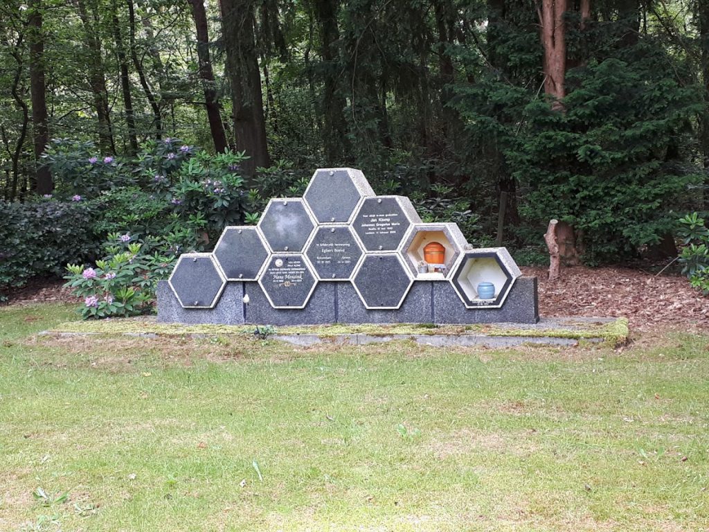 Urnenmuur begraafplaats Almen