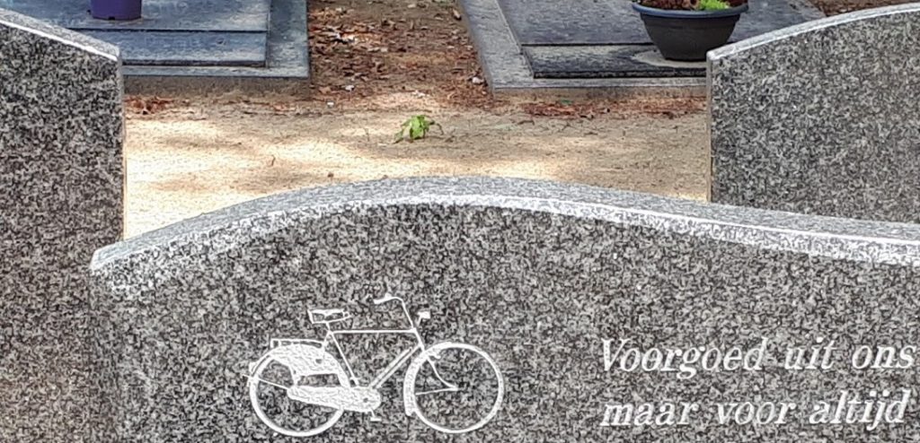 Fiets als versiering op grafsteen