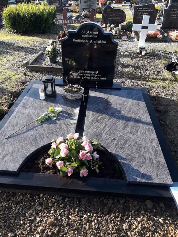 Dubbel graf met half ronde tuin aan voorzijde