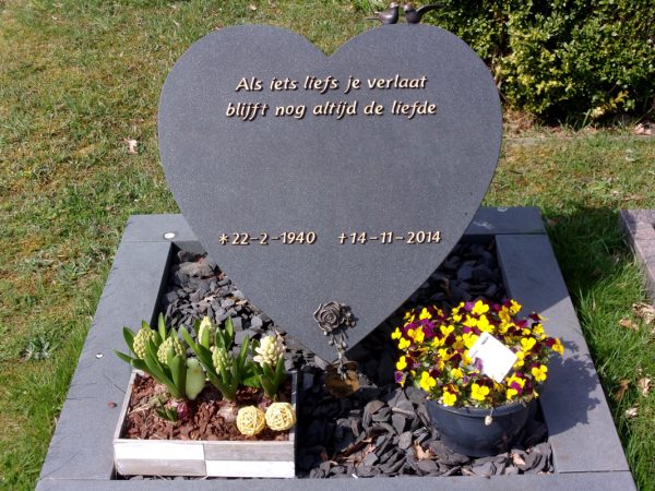 Een hart met bronzen tekst.