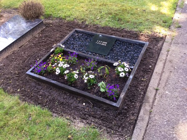 Urnmonument met banden en grind