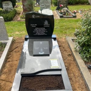 Enkel grafmonument met golfvormige afdekplaat en extra gedenktegel
