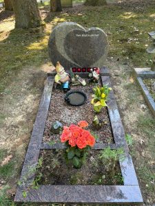 Enkel grafmonument met hartvormige steen en persoonlijke accenten