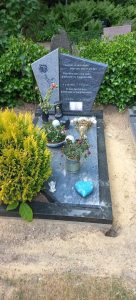 Enkel-grafmonument-met-schuine-lettersteen-van-Orion-graniet