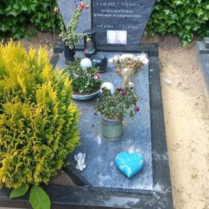 Enkel-grafmonument-met-schuine-lettersteen-van-Orion-graniet