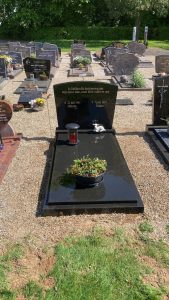 Enkel grafmonument van gepolijst zwart graniet