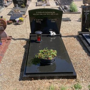 Enkel grafmonument van gepolijst zwart graniet