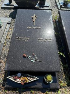 Grafzerk-van-Impala-graniet-met-plantenplateau