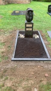 Kunstwerk op een zuil met bronzen plaatjes voor de namen