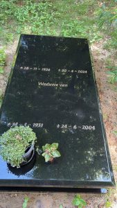 Zwarte-grafzerk-met-facetranden