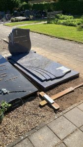 Golvend waaiermotief in graniet