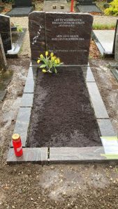 grafmonument-met-ruwe-staande-steen-en-muzieknoten