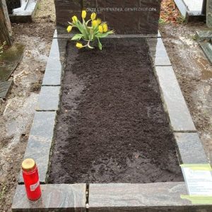 grafmonument-met-ruwe-staande-steen-en-muzieknoten