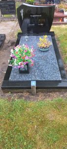 Grafmonument met zwart graniet en Labrador Blue afdekplaat